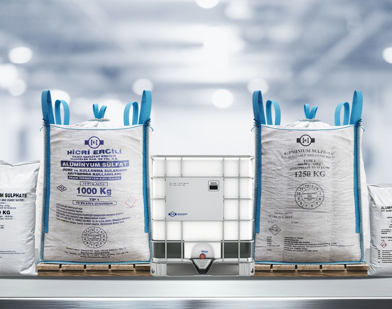 Sıvı Alüminyum Sülfat, içme suyu ve atık su arıtma tesislerinde pıhtılaştırıcı (koagülant) olarak yaygın şekilde kullanılan alüminyum bazlı bir kimyasaldır. Sudaki askıda katı maddelerin, bulanıklığın ve renk oluşturan bileşenlerin çökeltilmesini sağlayarak arıtma verimliliğini artırır. Sıvı formu sayesinde kolay dozajlanabilir, homojen dağılım sağlar ve işletme maliyetlerini düşürür. Su arıtmanın yanı sıra kağıt, tekstil ve çeşitli endüstriyel proseslerde de tercih edilmektedir.